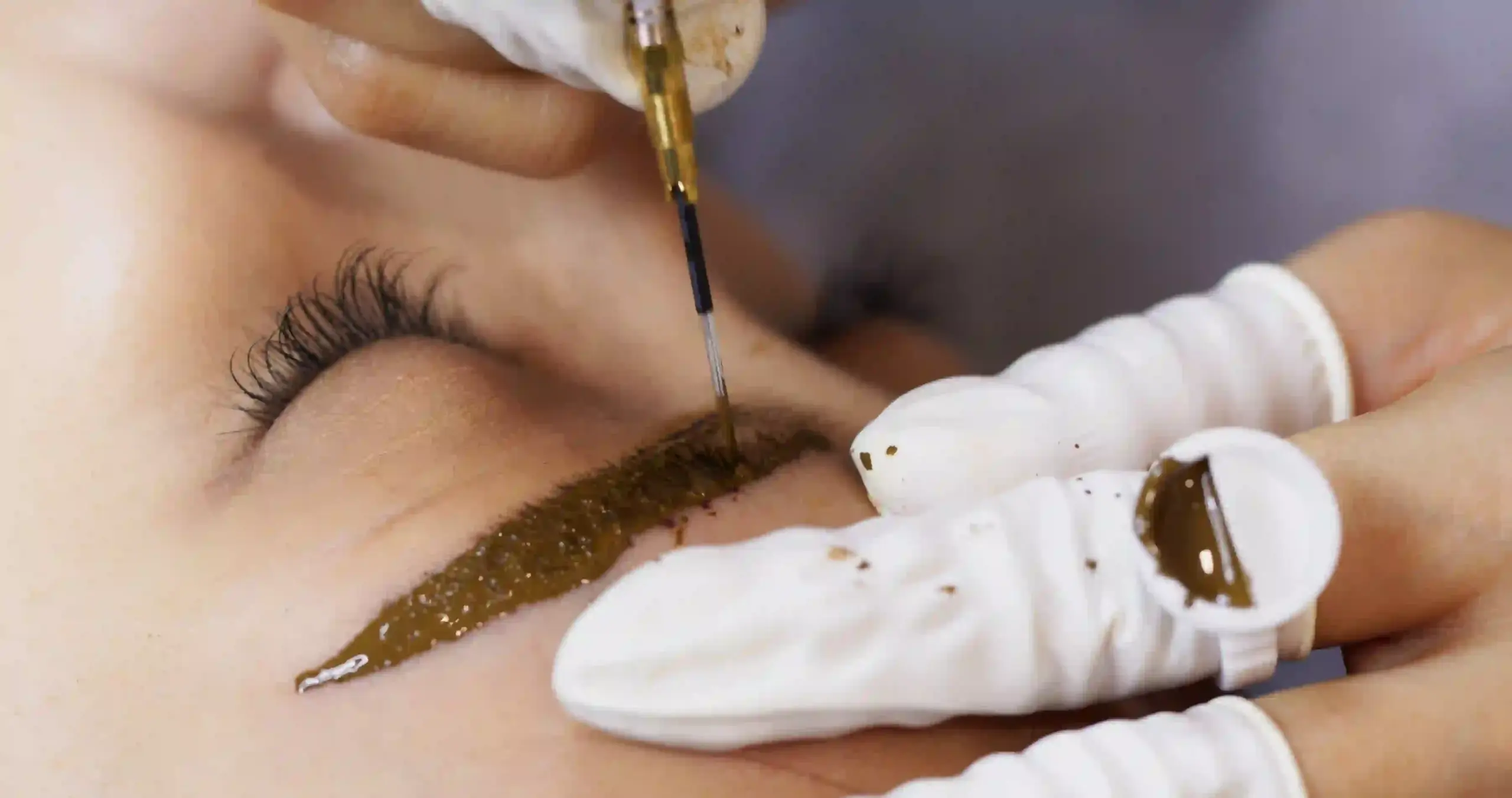 Browlifting mit Henna